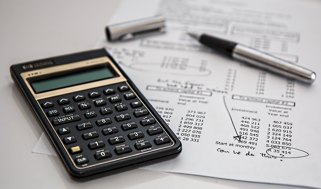 Calculatrice, documents comptable et stylo